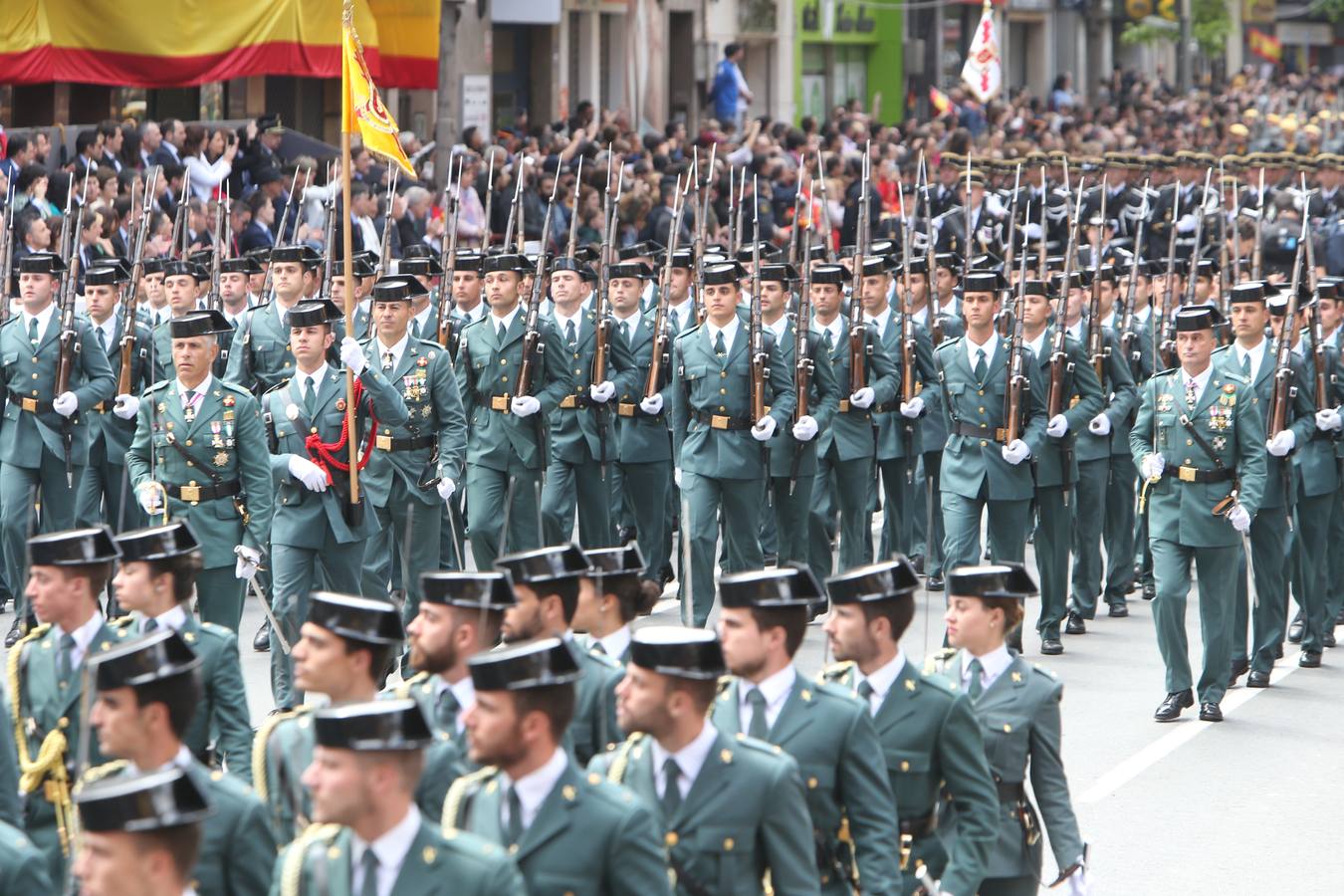 Los Reyes de España presidieron en Logroño el Desfile del Día de las Fuezas Armadas, en el que participaron hasta 2.678 militares.