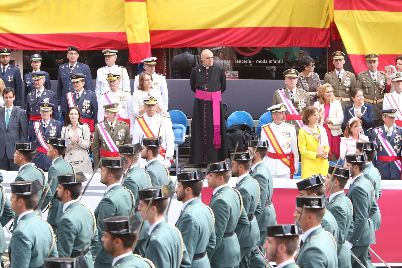 Los Reyes de España presidieron en Logroño el Desfile del Día de las Fuezas Armadas, en el que participaron hasta 2.678 militares.