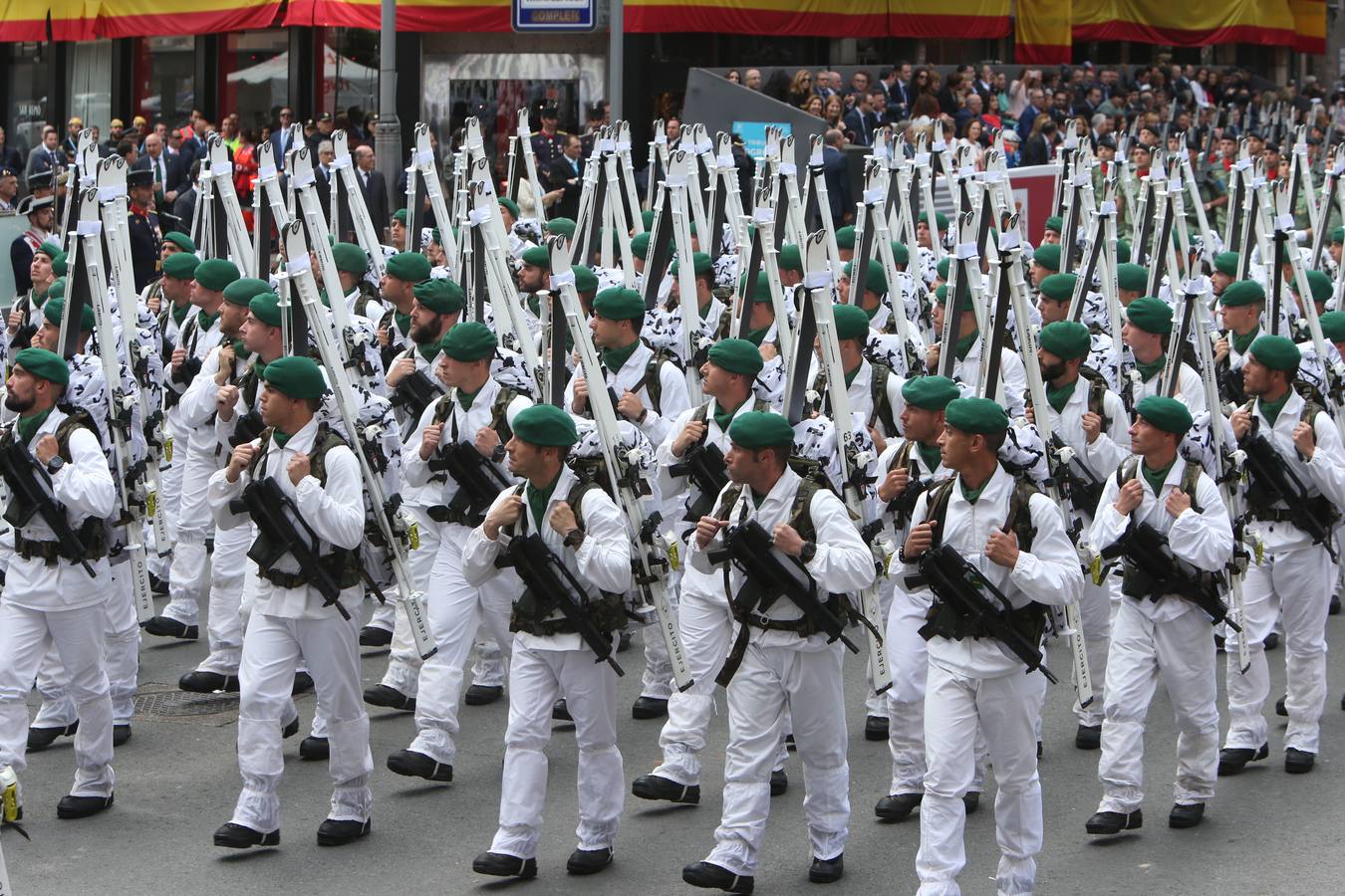 Los Reyes de España presidieron en Logroño el Desfile del Día de las Fuezas Armadas, en el que participaron hasta 2.678 militares.