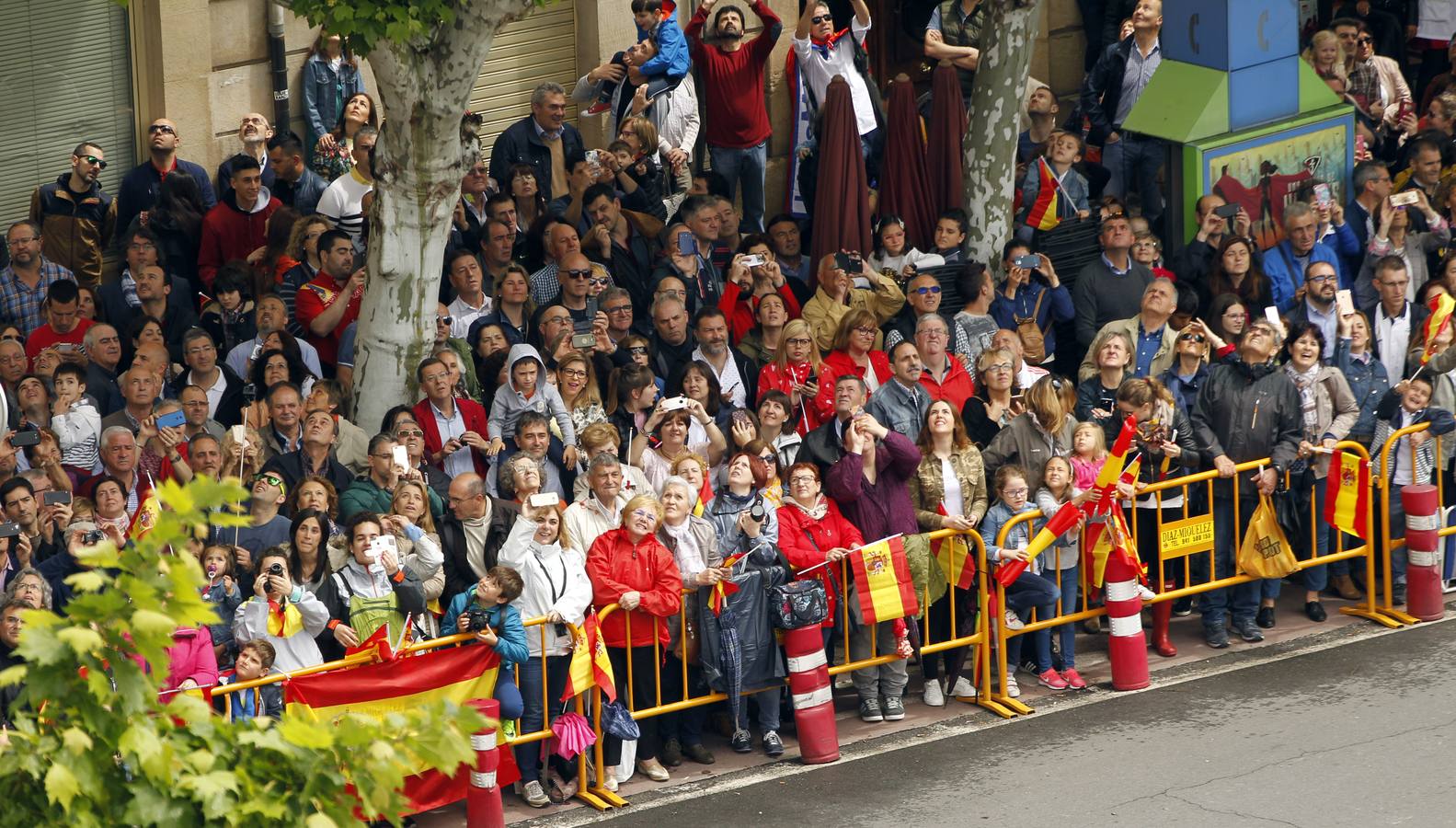 Los Reyes de España presidieron en Logroño el Desfile del Día de las Fuezas Armadas, que reunió a miles de asistentes.