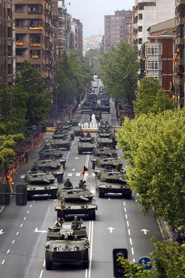 Los Reyes de España presidieron en Logroño el Desfile del Día de las Fuezas Armadas, que reunió a miles de asistentes.