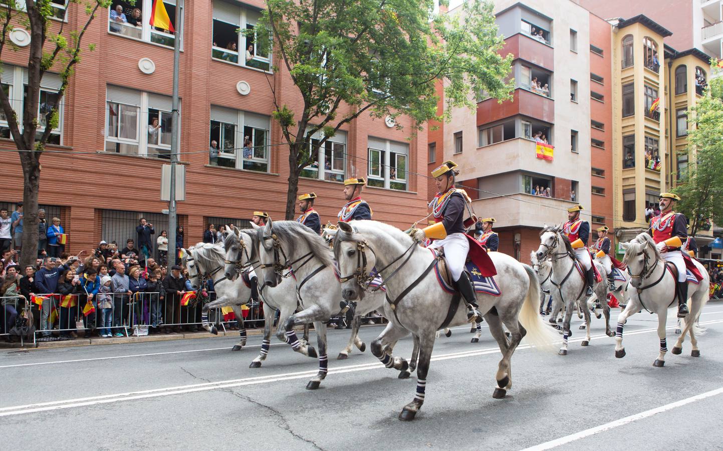 Emocionante Desfile del Día de las Fuerzas Armadas, que concgregó en Logroño a miles de personas.