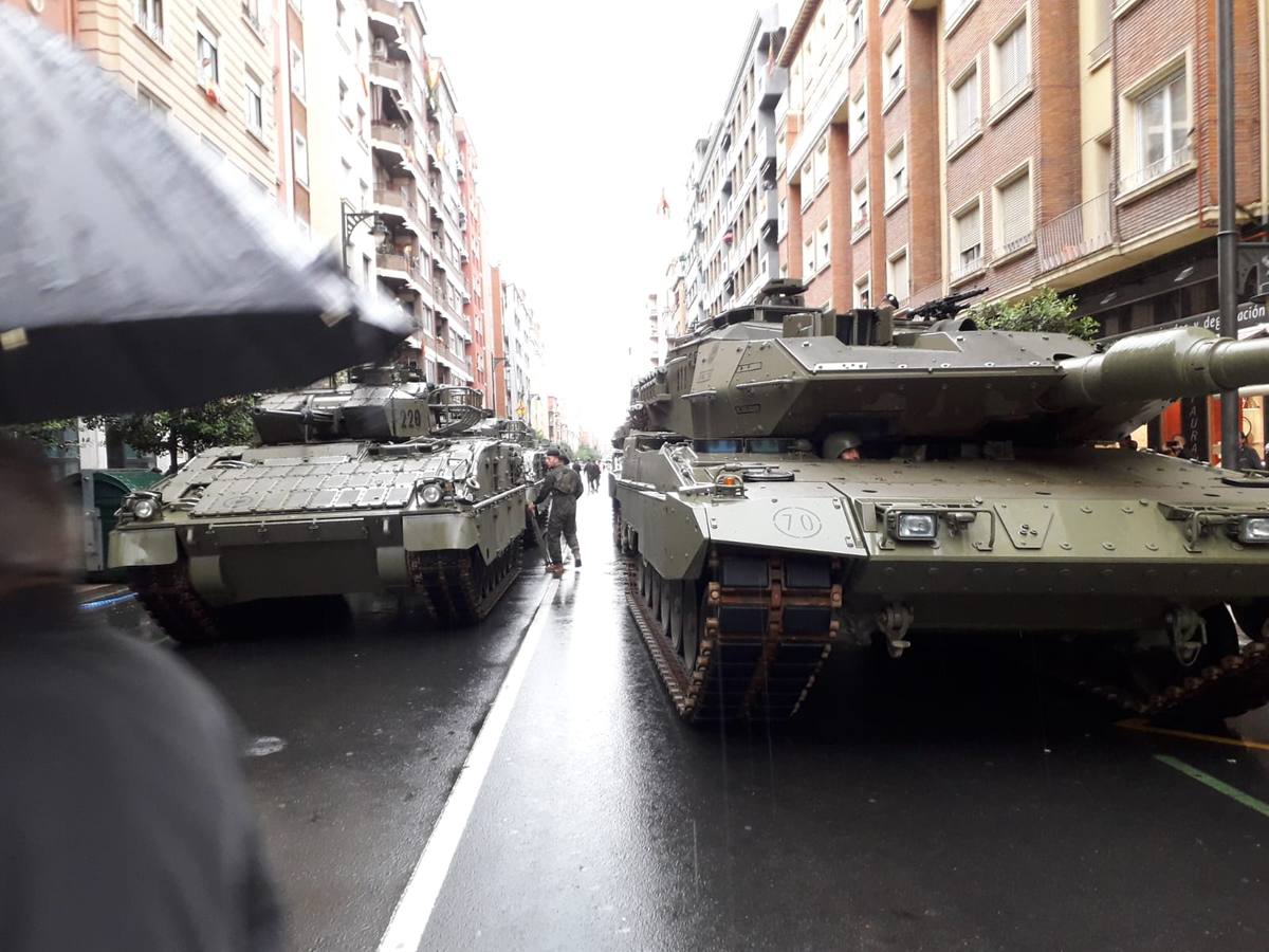 Logroño se vuelca con las Fuerzas Armadas en un impresionante desfile.