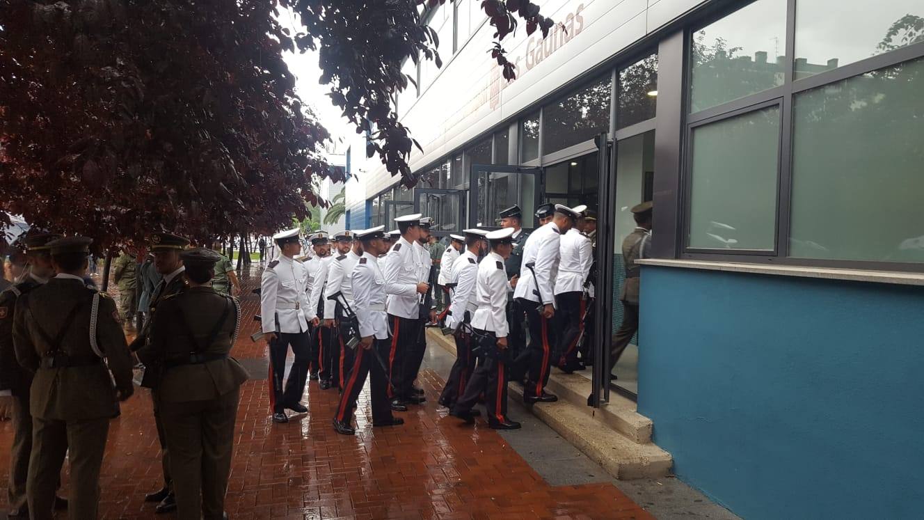 Logroño ha amanecido con lluvia, pero aún así numerosos espectadores comenzabana tomar posiciones mientras se preparaba el desfile.