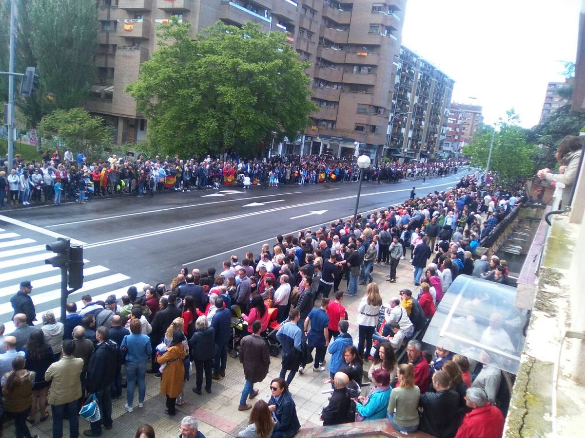 Logroño ha amanecido con lluvia, pero aún así numerosos espectadores comenzabana tomar posiciones mientras se preparaba el desfile.