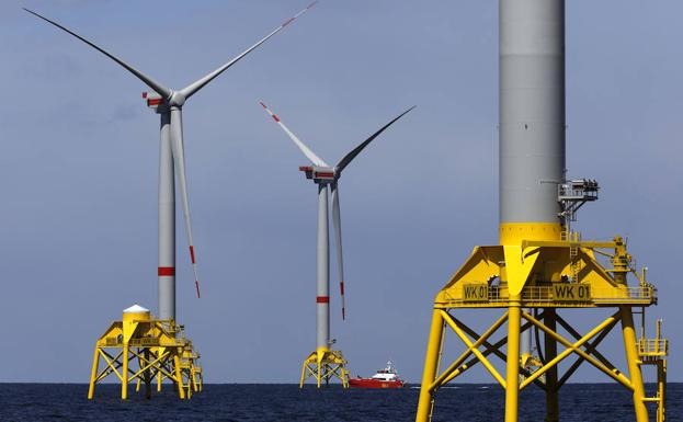 Aerogeneradores de Iberdrola instalados en el mar, frente a las costas de Alemania, dentro del proyecto Wikinger.