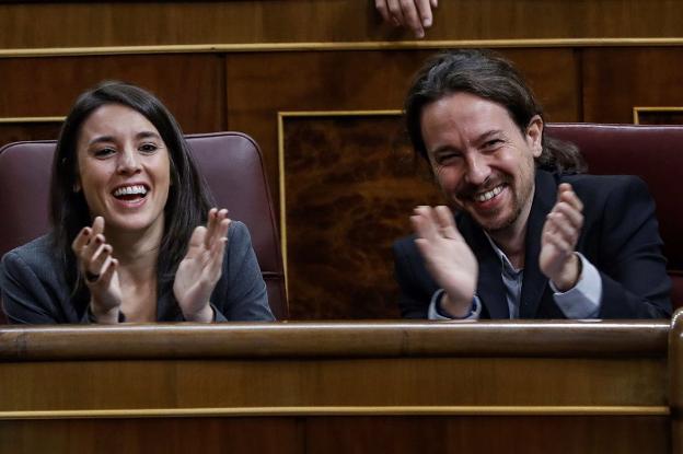 Montero e Iglesias aplauden desde sus escaños en una sesión de control al Gobierno. :: Emilio Naranjo / efe
