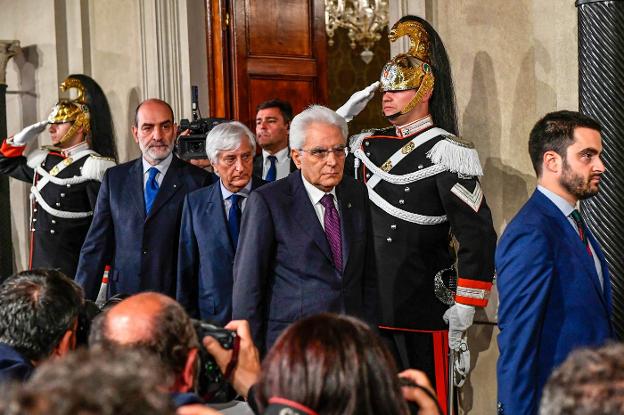 El presidente italiano, Sergio Mattarella, en primer plano, ayer, en Roma. :: V. Pinto / afp
