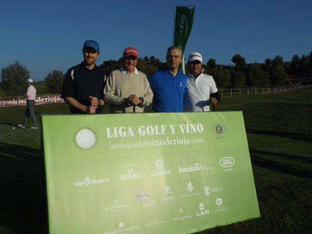 Los jugadores, preparados para la jornada de golf.