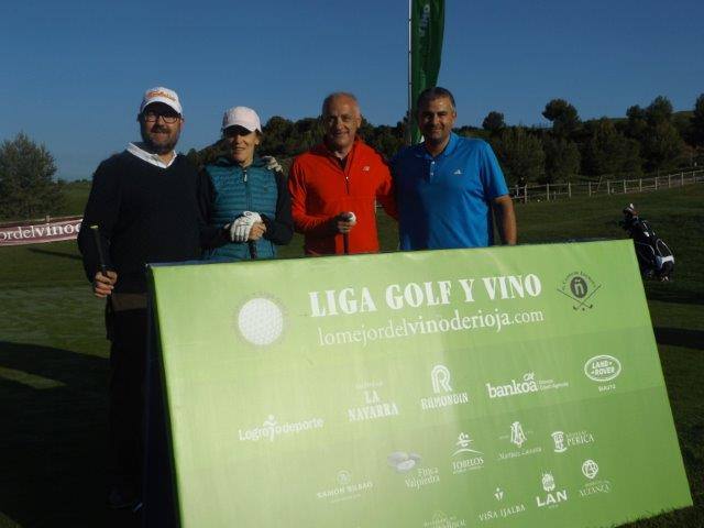 Los jugadores, preparados para la jornada de golf.