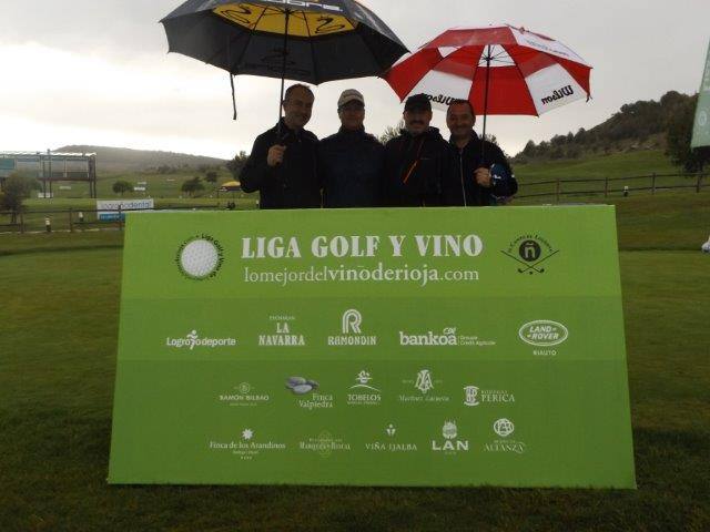 Los jugadores, preparados para la jornada de golf.