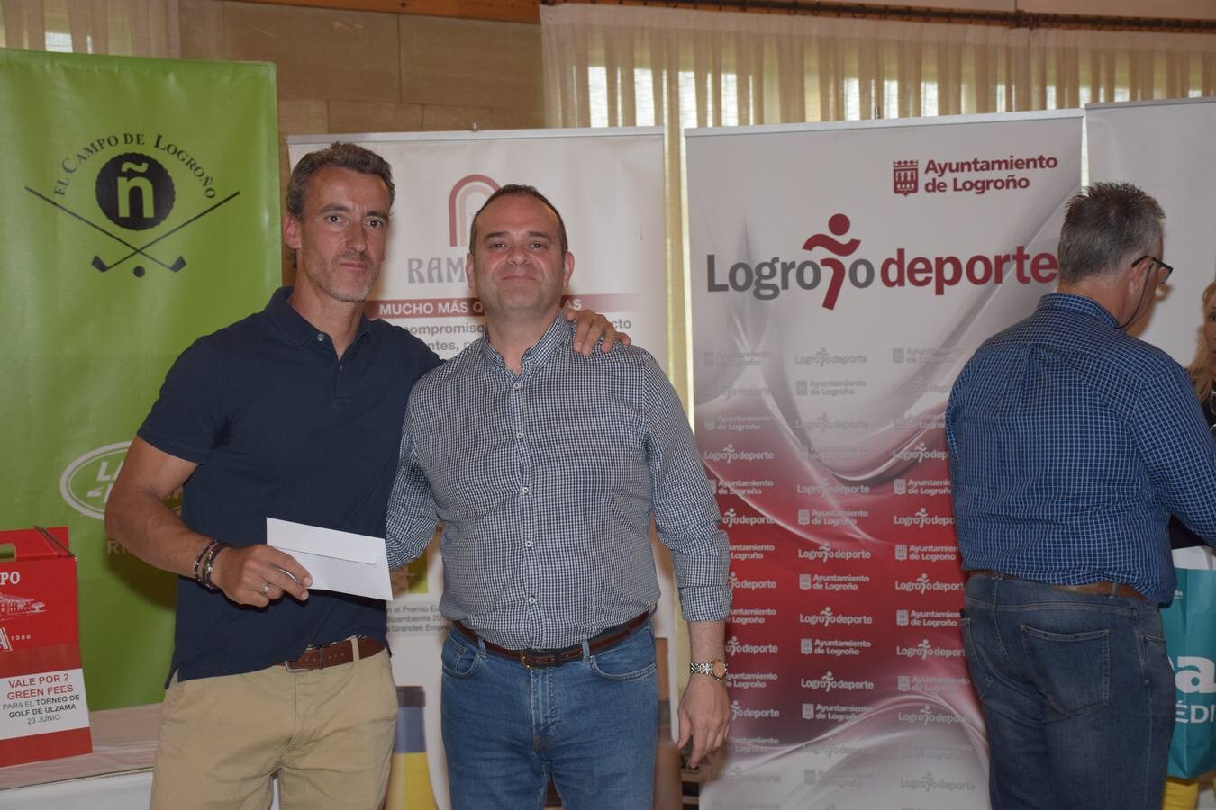 Los ganadores recibieron sus premios de manos de los patrocinadores.