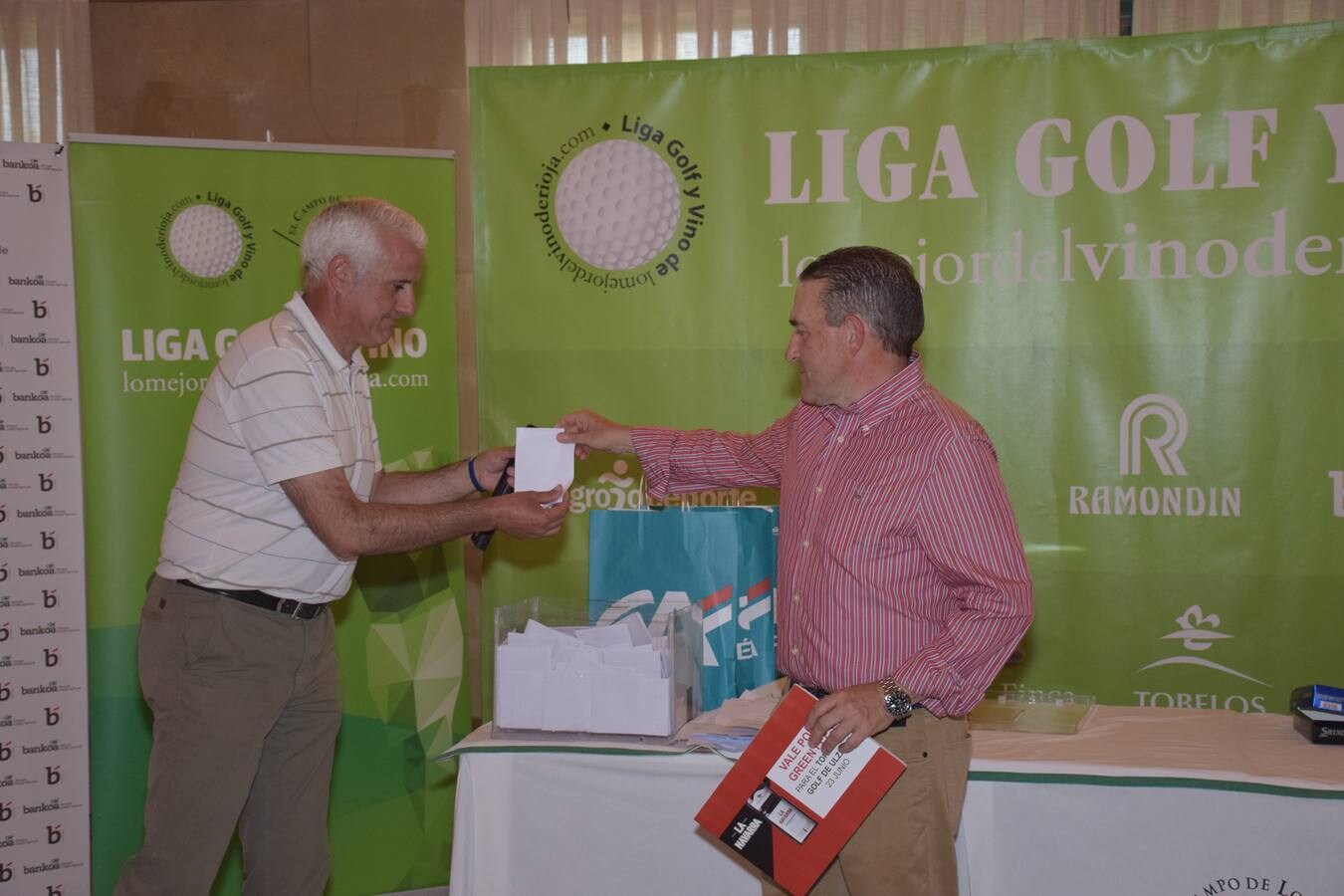 Los ganadores recibieron sus premios de manos de los patrocinadores.