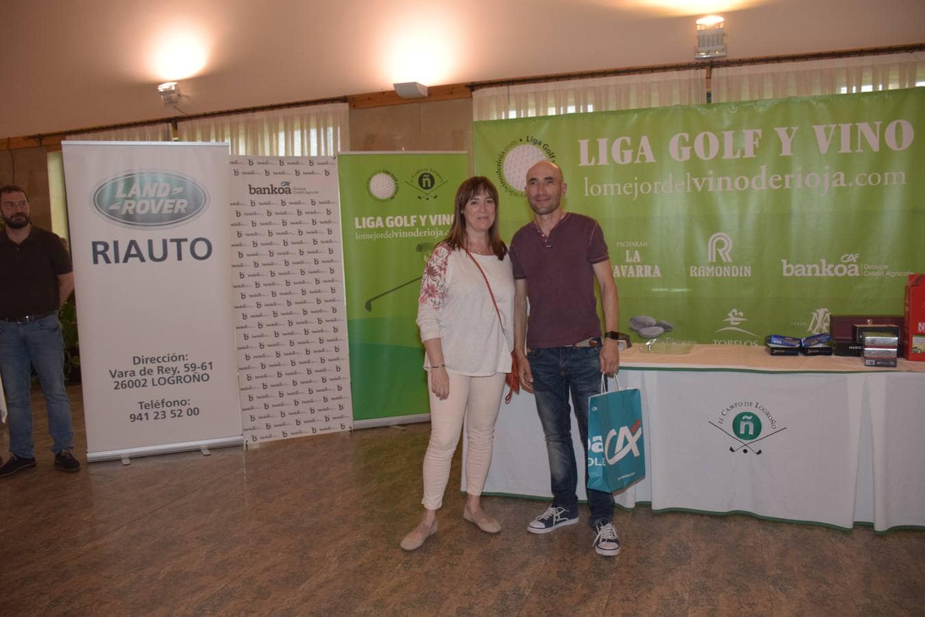 Los ganadores recibieron sus premios de manos de los patrocinadores.