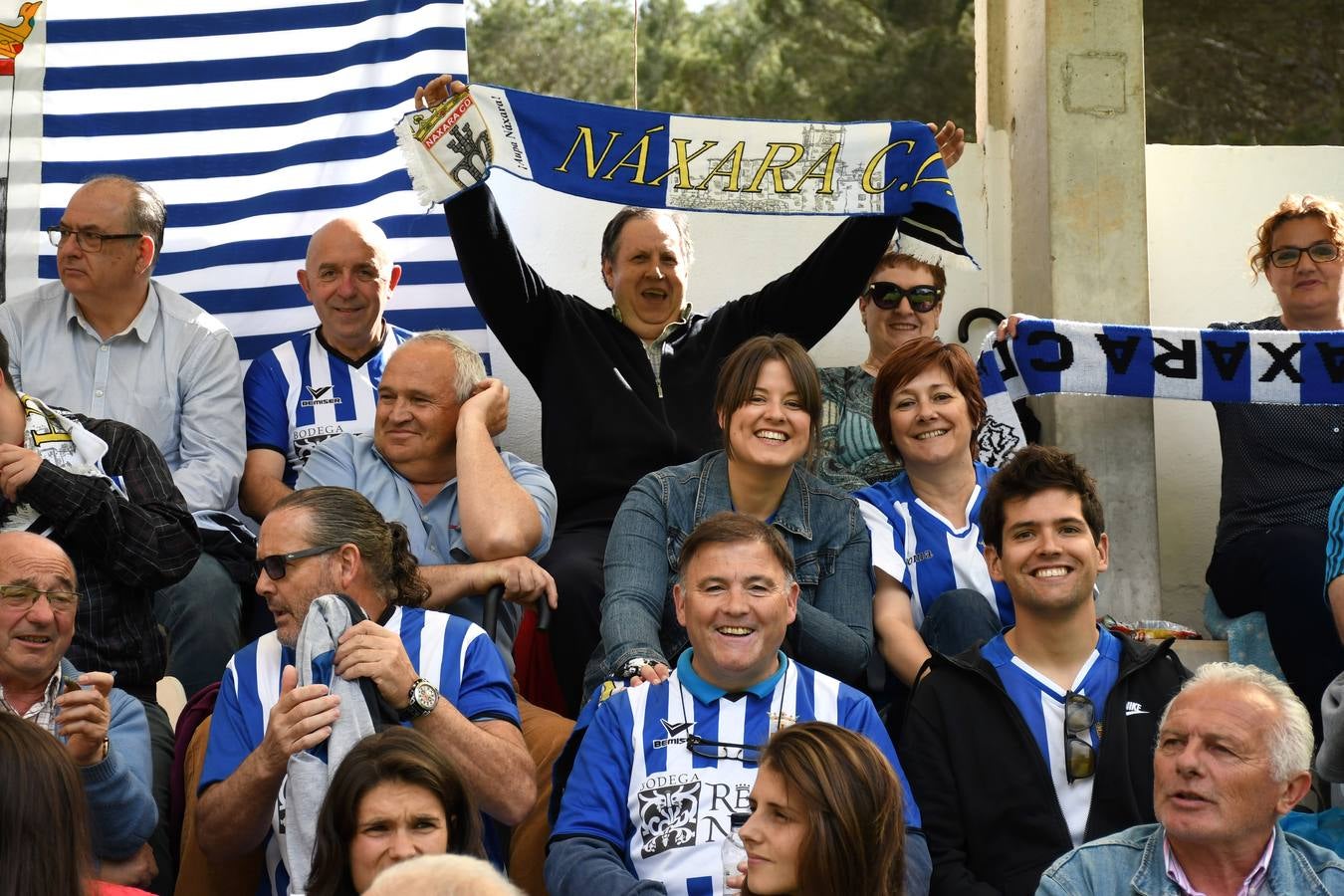 Fotos: La afición del Náxara celebra su paso a la siguiente fase del pla off