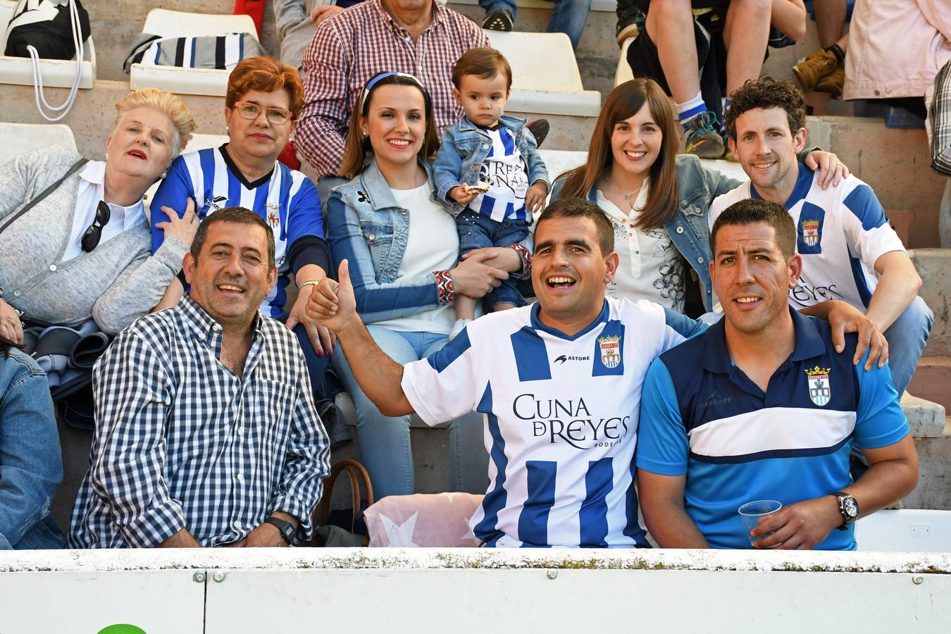 Fotos: La afición del Náxara celebra su paso a la siguiente fase del pla off