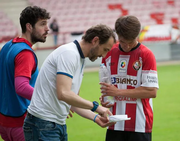 David Ochoa habla con Herce durante el duelo ante el Tarazona. d. u.