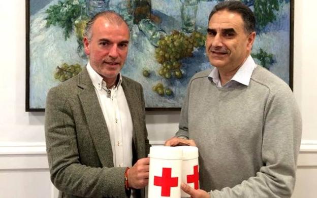 El concejal Alberto Caro y Jaime Caballero, de Cruz Roja. :: a.c.