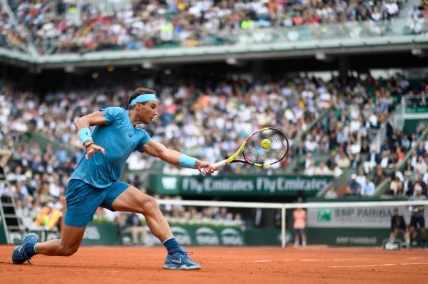 Rafa Nadal devuelve una pelota en el encuentro de ayer ante Bolelli. :: afp