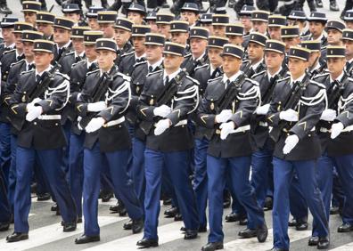 Imagen secundaria 1 - Lo que vieron (y retrataron) los espectadores del Desfile de las Fuerzas Armadas