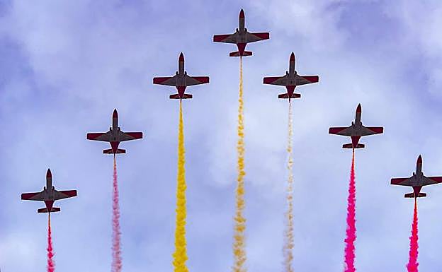 Imagen principal - Lo que vieron (y retrataron) los espectadores del Desfile de las Fuerzas Armadas