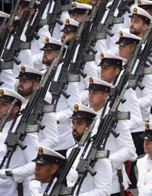 Imagen secundaria 2 - Lo que vieron (y retrataron) los espectadores del Desfile de las Fuerzas Armadas