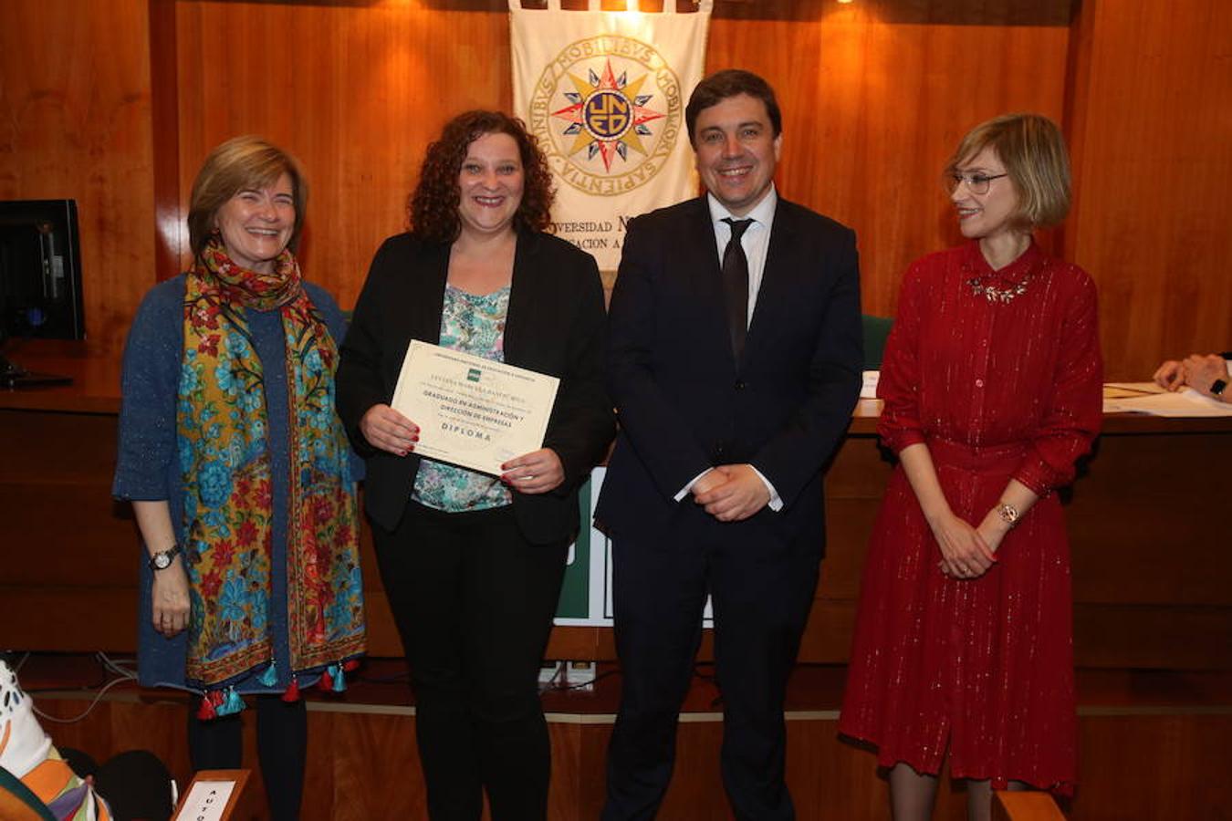 Entrega de diplomas de la UNED que ha tenido lugar en la sede del centro, con asistencia del consejero de Educación, Alberto Galiana, y de la concejal de Familia, Paloma Corres.