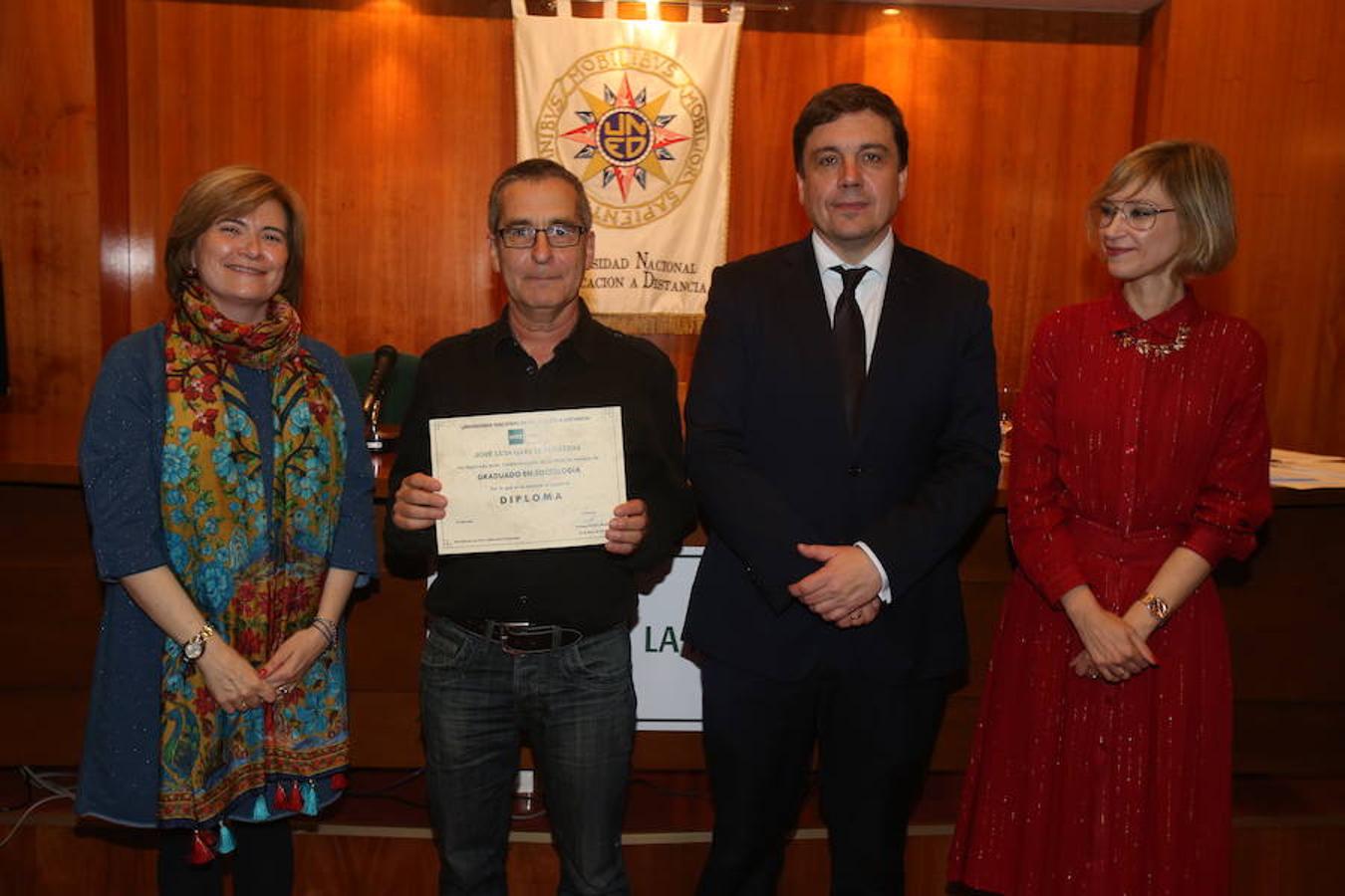 Entrega de diplomas de la UNED que ha tenido lugar en la sede del centro, con asistencia del consejero de Educación, Alberto Galiana, y de la concejal de Familia, Paloma Corres.