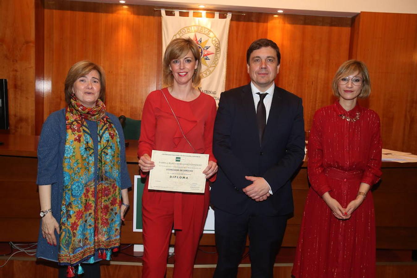 Entrega de diplomas de la UNED que ha tenido lugar en la sede del centro, con asistencia del consejero de Educación, Alberto Galiana, y de la concejal de Familia, Paloma Corres.