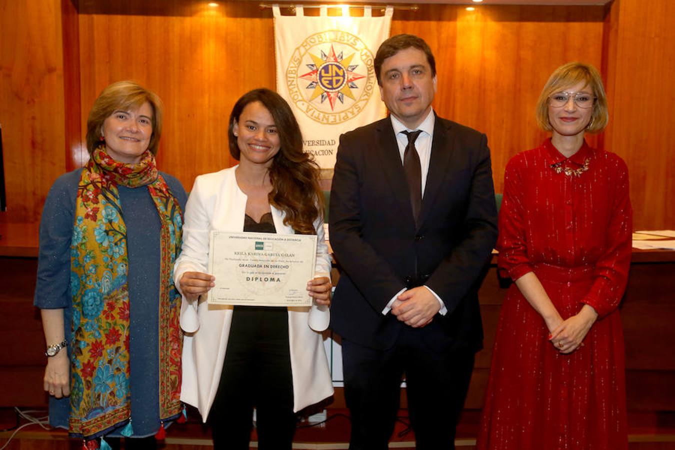 Entrega de diplomas de la UNED que ha tenido lugar en la sede del centro, con asistencia del consejero de Educación, Alberto Galiana, y de la concejal de Familia, Paloma Corres.