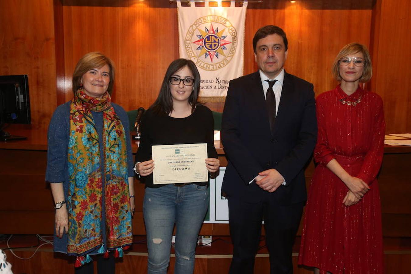 Entrega de diplomas de la UNED que ha tenido lugar en la sede del centro, con asistencia del consejero de Educación, Alberto Galiana, y de la concejal de Familia, Paloma Corres.