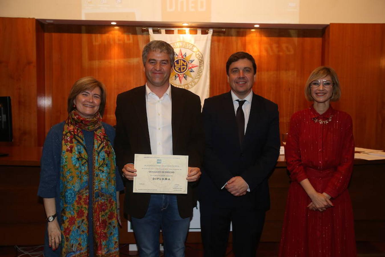 Entrega de diplomas de la UNED que ha tenido lugar en la sede del centro, con asistencia del consejero de Educación, Alberto Galiana, y de la concejal de Familia, Paloma Corres.