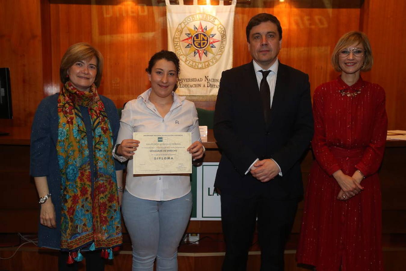 Entrega de diplomas de la UNED que ha tenido lugar en la sede del centro, con asistencia del consejero de Educación, Alberto Galiana, y de la concejal de Familia, Paloma Corres.