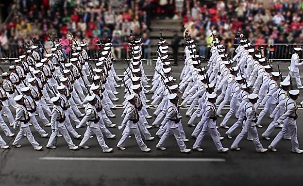 Imagen principal - Lo que vieron (y retrataron) los espectadores del Desfile de las Fuerzas Armadas