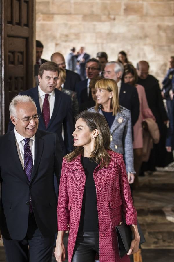 La Reina Letizia inauguró ayer en San Millán el seminario sobre el lenguaje en la era de la posverdad.