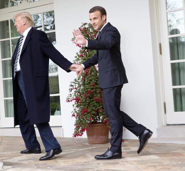 El presidente estadounidense Donald Trump junto a su homólogo francés, Emmanuel Macron. :: efe