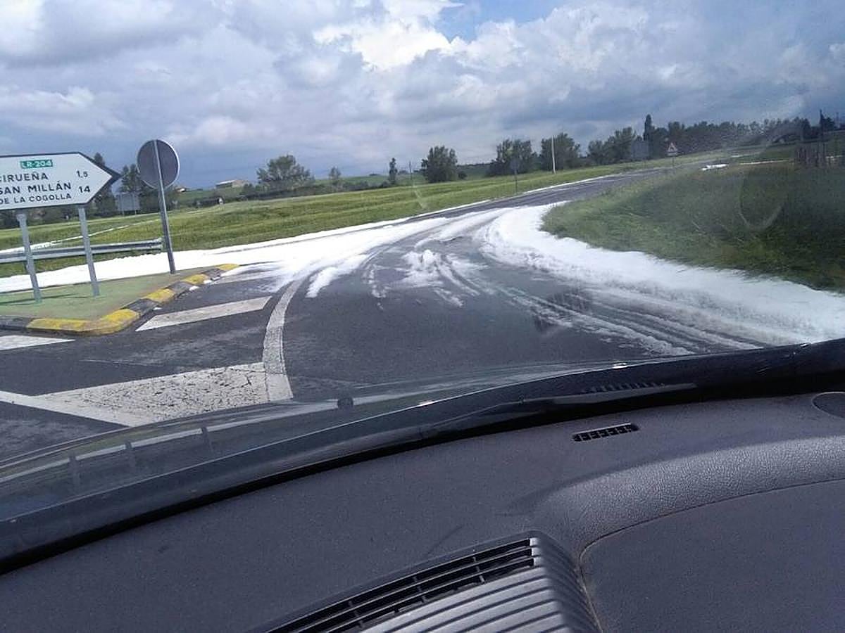 Imágenes de la tormenta a su paso por Logroño. Como suele ser habitual, el entorno de la Circunvalación es uno de los más afectados. Santo Domingo ha sido una de las zonas en donde más se ha dejado sentir la tormenta con calles y garajes anegados.