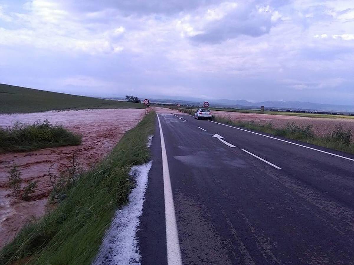 Imágenes de la tormenta a su paso por Logroño. Como suele ser habitual, el entorno de la Circunvalación es uno de los más afectados. Santo Domingo ha sido una de las zonas en donde más se ha dejado sentir la tormenta con calles y garajes anegados.