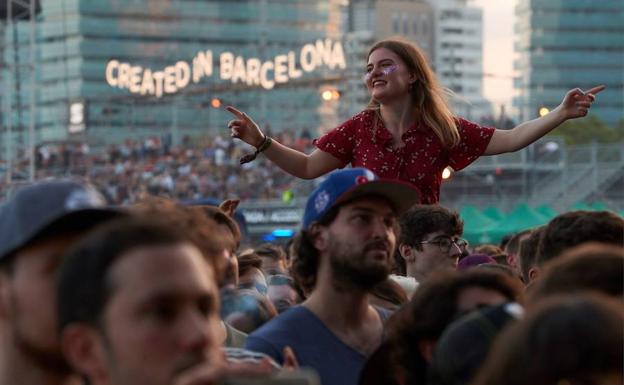 El público disfruta de las actuaciones de la segunda jornada del Primavera Sound. 