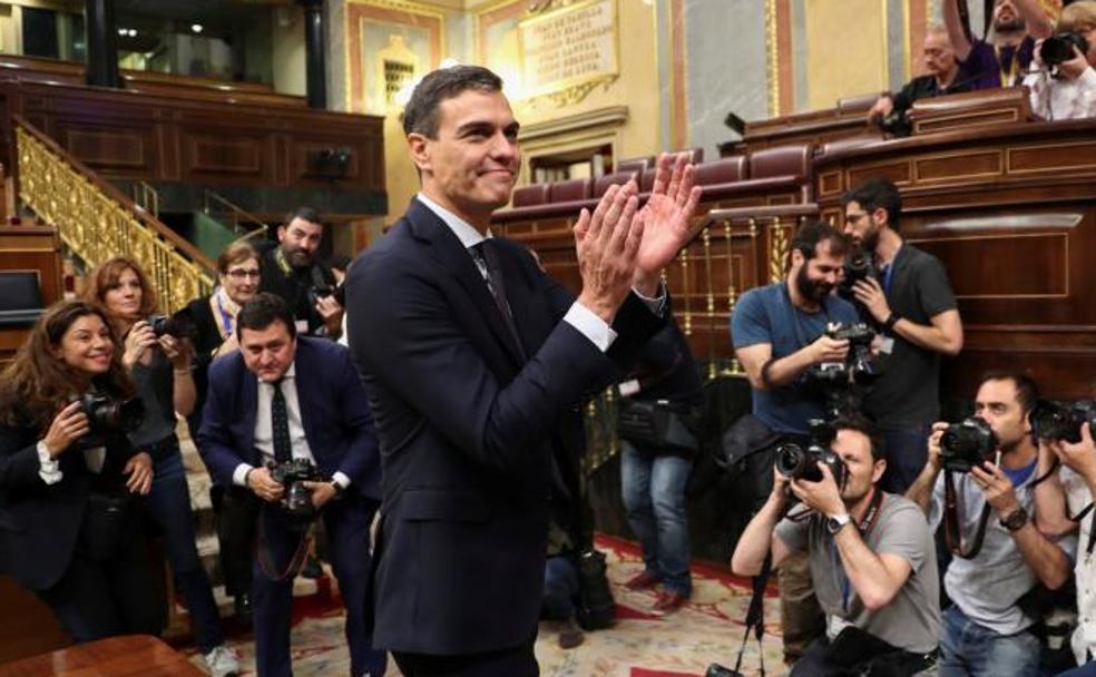 El líder del PSOE, Pedro Sánchez, aplaudido tras ganar la moción.