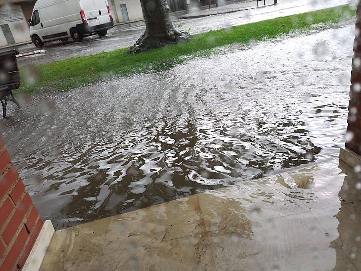 Imágenes de la tormenta a su paso por Logroño. Como suele ser habitual, el entorno de la Circunvalación es uno de los más afectados. Santo Domingo ha sido una de las zonas en donde más se ha dejado sentir la tormenta con calles y garajes anegados.