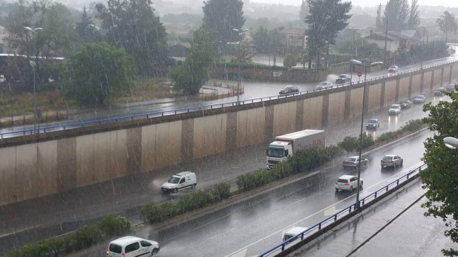 Imágenes de la tormenta a su paso por Logroño. Como suele ser habitual, el entorno de la Circunvalación es uno de los más afectados, donde el agua tiene una mayor acumulación y donde los charcos adquieren proporciones enormes. 