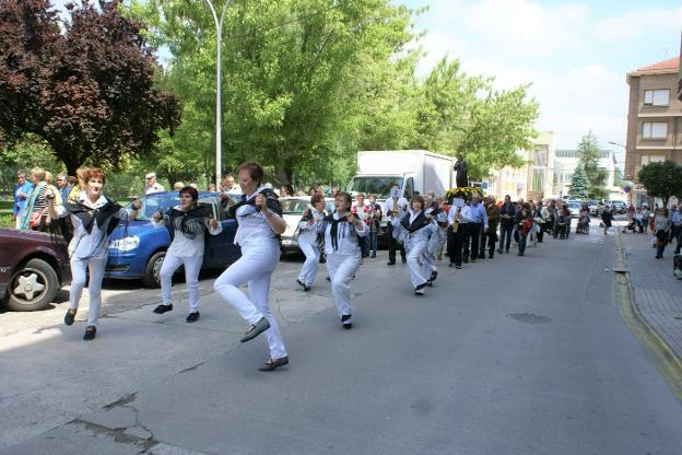 El grupo de danzas del centro abrió la procesión de ayer con el patrón San Juan de Ortega..