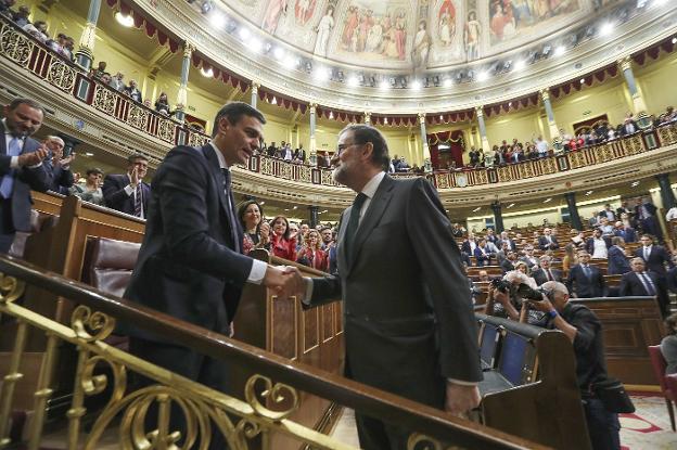 Sánchez y Rajoy se estrechan la mano en el Congreso tras la aprobación ayer de la moción de censura. :: jaime garcía
