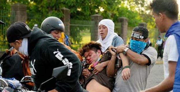 Un manifestante nicaragüense es evacuado tras resultar herido en la marcha celebrada el miércoles en Managua. :: iker crespo fernández