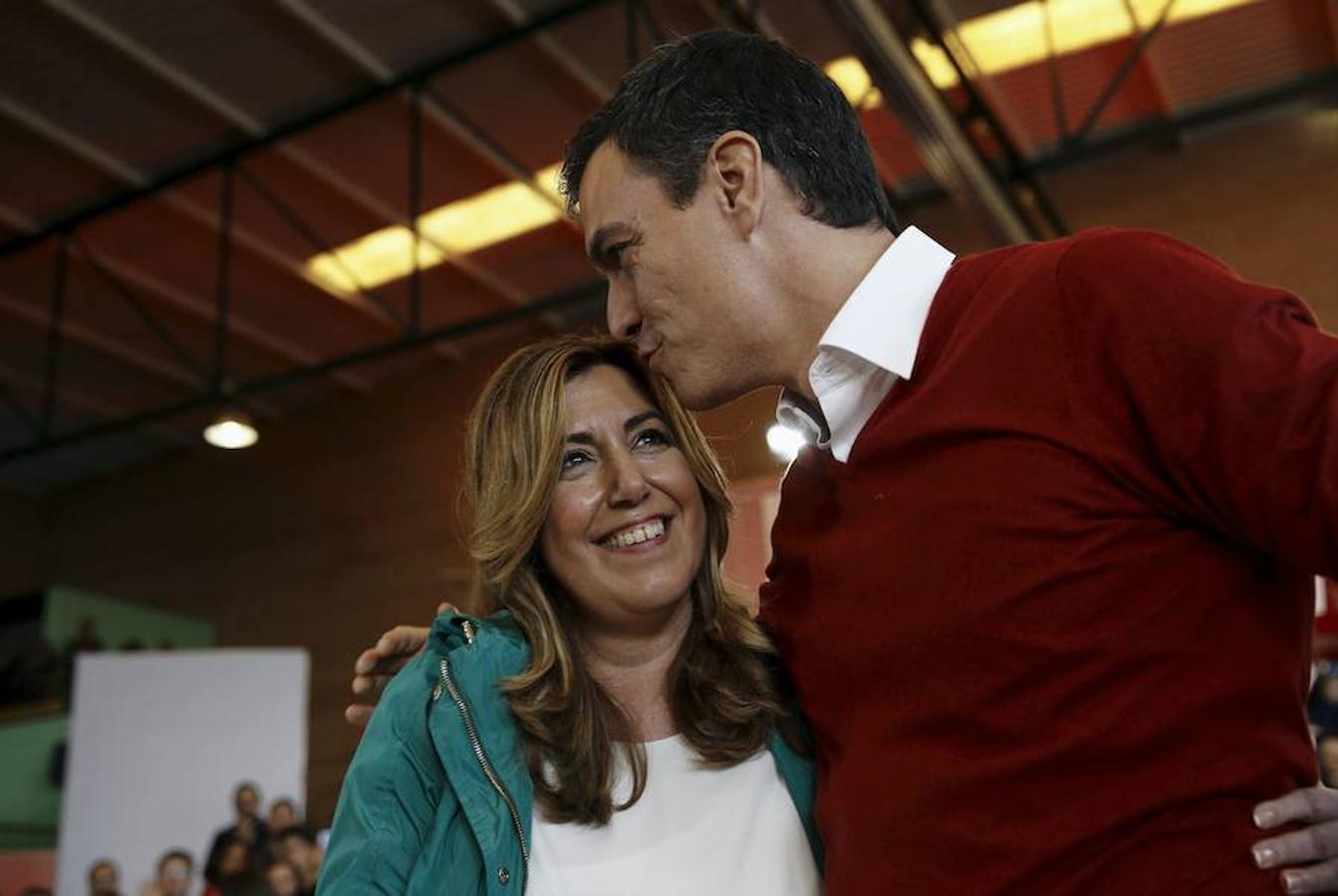Susana Díaz, presidenta de Andalucía, y Pedro Sánchez, abrazados, durante el mitin celebrado por el PSOE en Sevilla de cara a las Elecciones Generales 2015. El apoyo de la política andaluza fue clave en sus primeros pasos dentro del partido. 