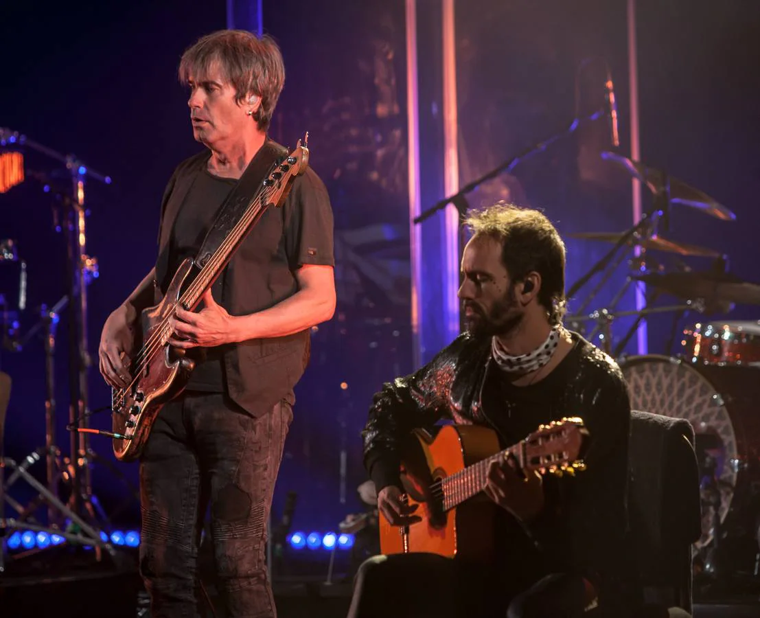 Manolo García llenó ayer el auditorio de Rioajfórum donde presentó su séptimo disco en solitario, 'Geometría del rayo'.