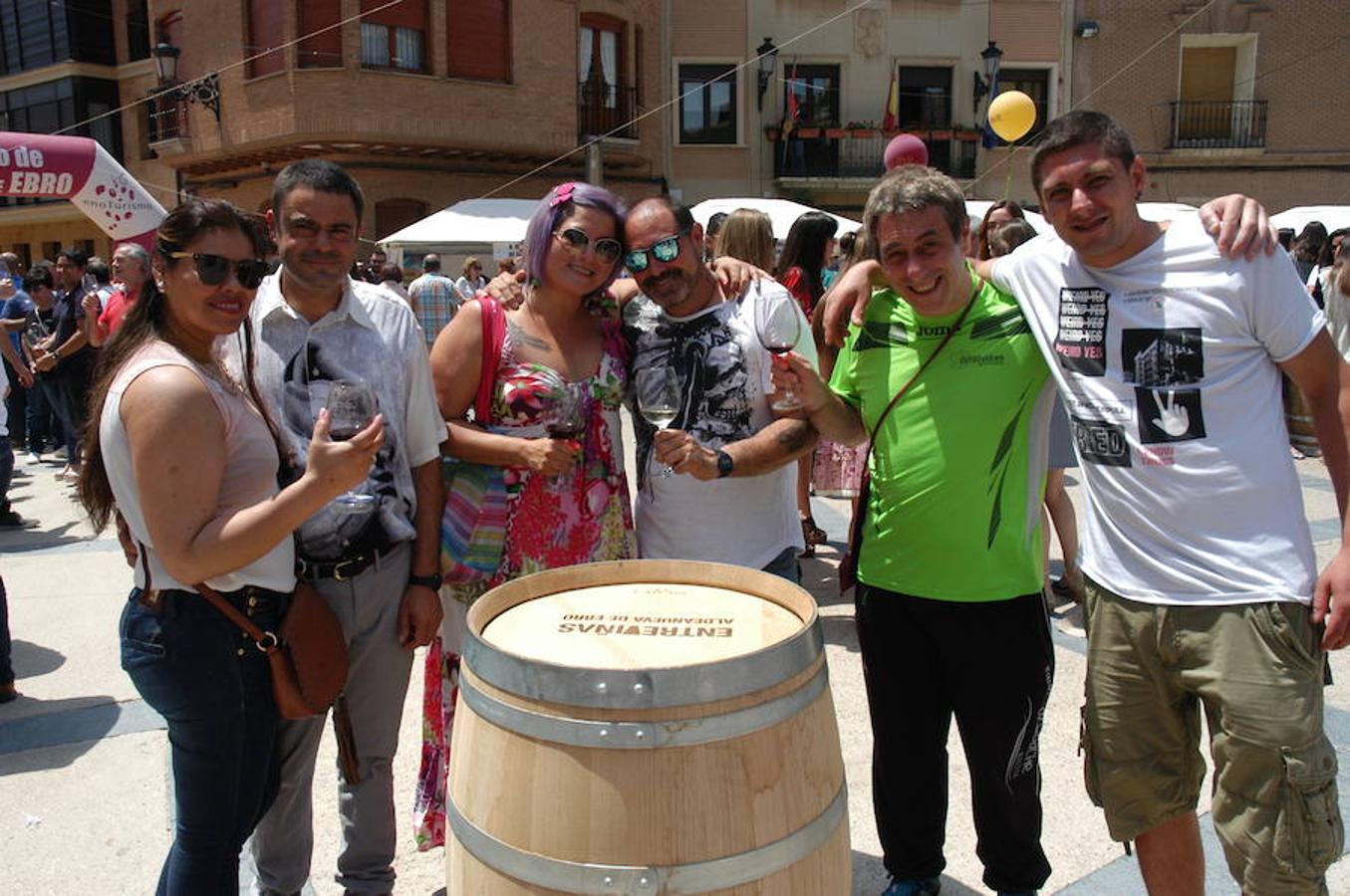 Ambiente de la Feria Entreviñas celebrada en Aldeanueva de Ebro el sábado. Éxito de público y también para las bodegas que propusieron sus nuevos productos en las casetas montadas para el evento. 