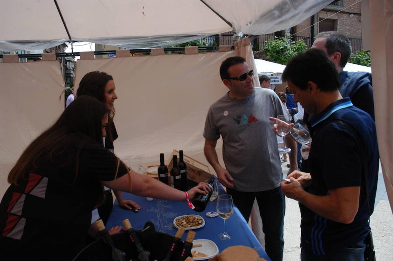 Ambiente de la Feria Entreviñas celebrada en Aldeanueva de Ebro el sábado. Éxito de público y también para las bodegas que propusieron sus nuevos productos en las casetas montadas para el evento. 