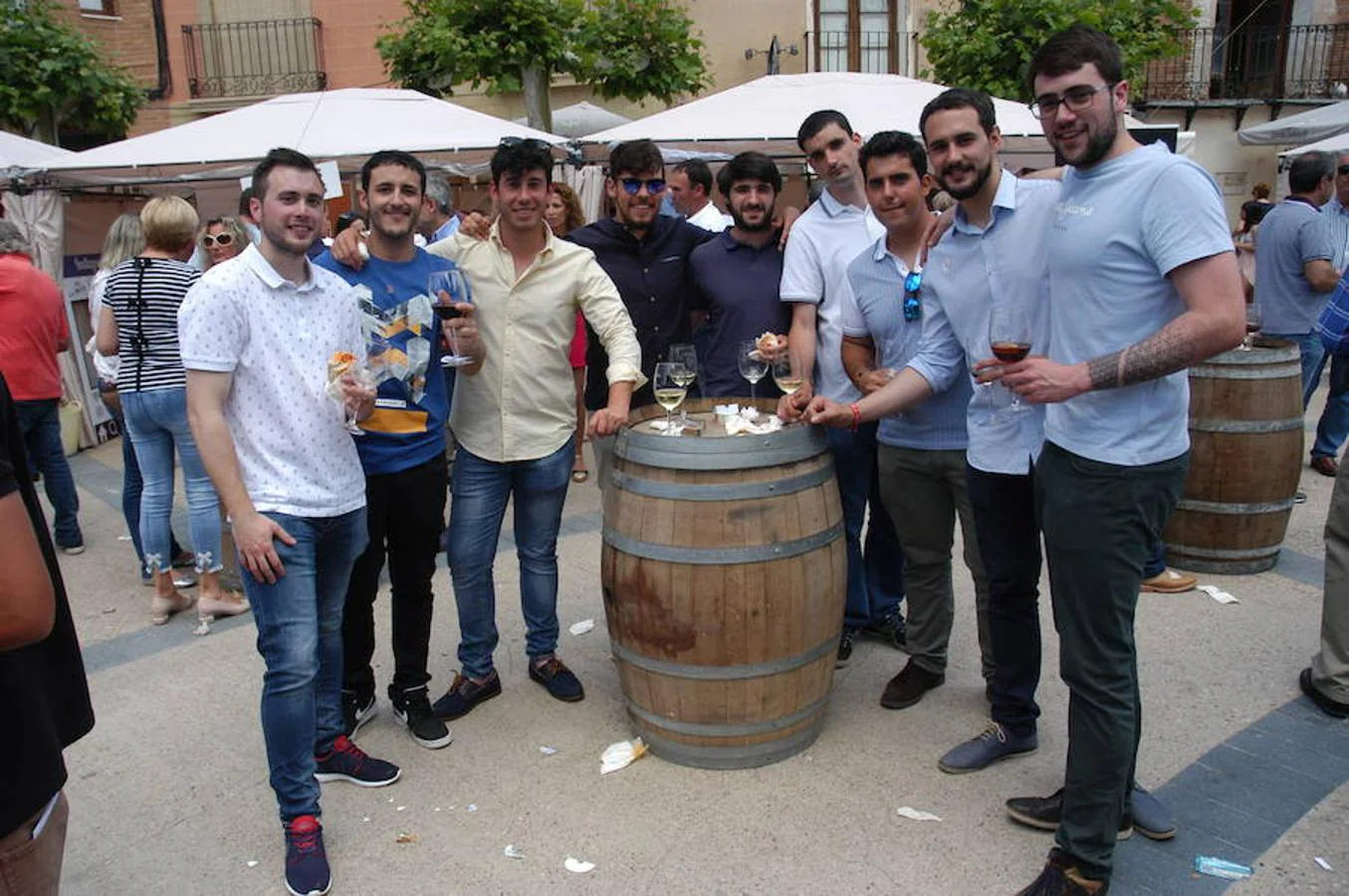 Ambiente de la Feria Entreviñas celebrada en Aldeanueva de Ebro el sábado. Éxito de público y también para las bodegas que propusieron sus nuevos productos en las casetas montadas para el evento. 